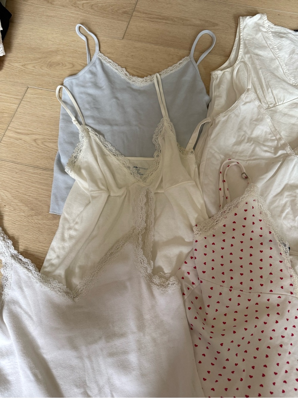 Brandy Melville tanks - Picture 3 of 3